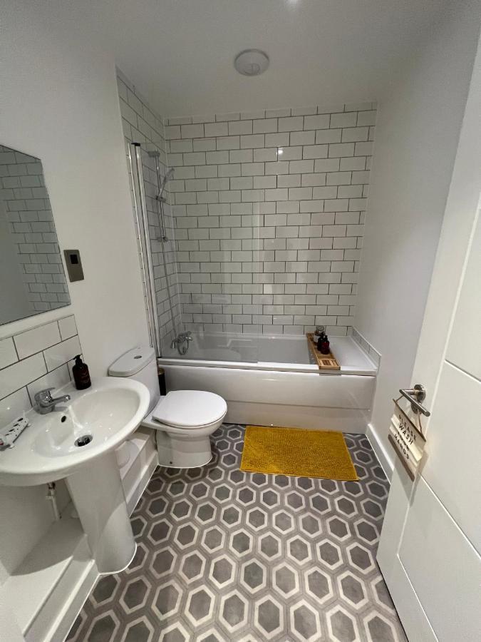 Modern 2 Bedroom Apt Sleeps 6 - Near Gloucester Exterior foto
