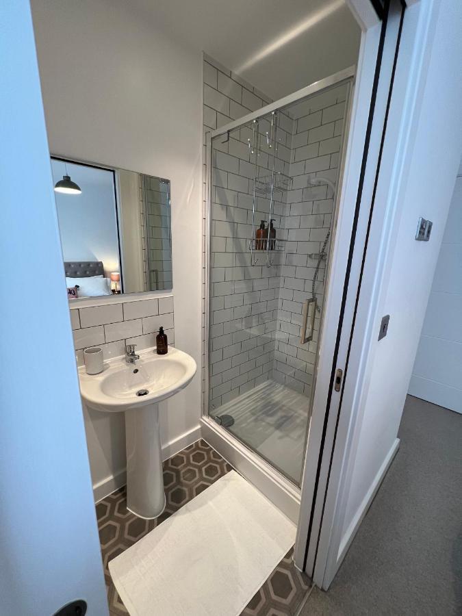 Modern 2 Bedroom Apt Sleeps 6 - Near Gloucester Exterior foto